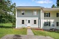Building Photo - 3 bed/ 2 1/2 bath pet friendly fenced yard