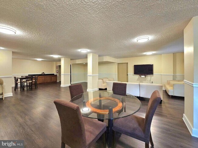 Building Photo - 2059 Huntington Ave