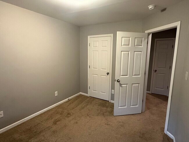 Building Photo - 3804 Pinecrest Way