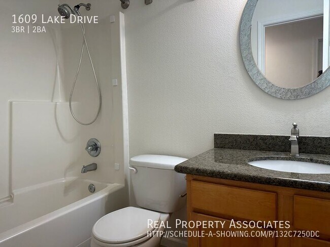 Building Photo - Island Life