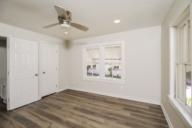 Building Photo - 1 bedroom / 1 bath ~ Just Renovated & Move...