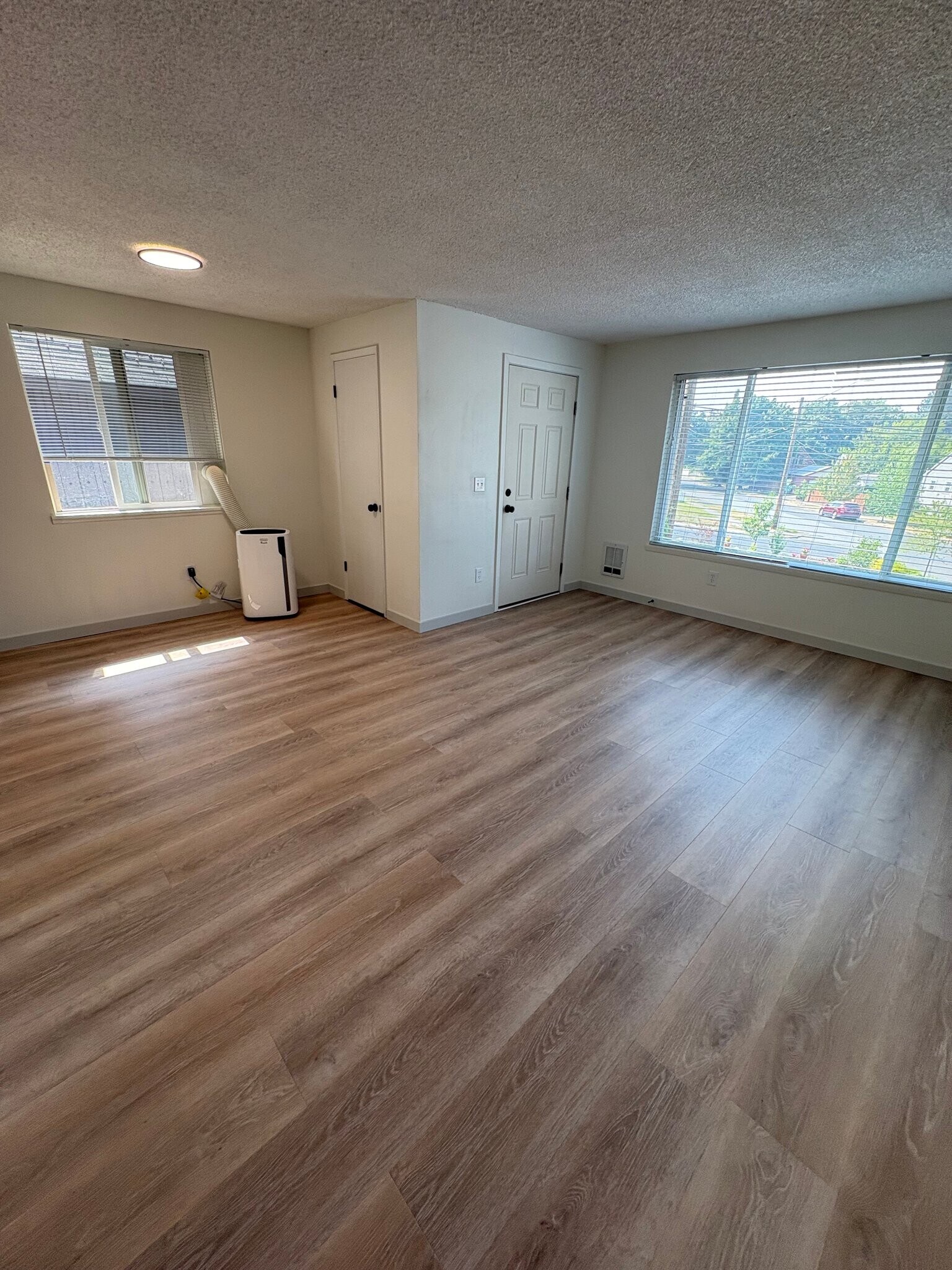 Building Photo - 102 W Cora Ave