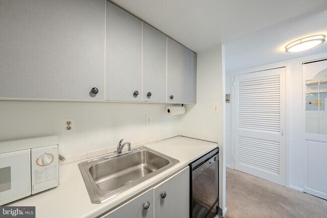 Building Photo - 1300 Army Navy Dr