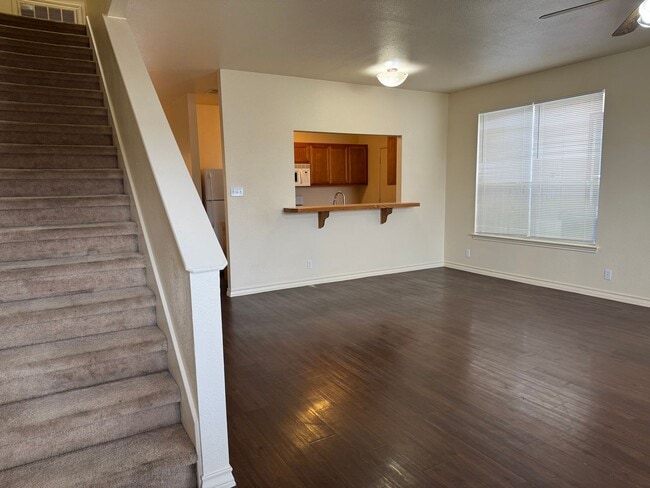 Building Photo - 220 Sandstone Dr