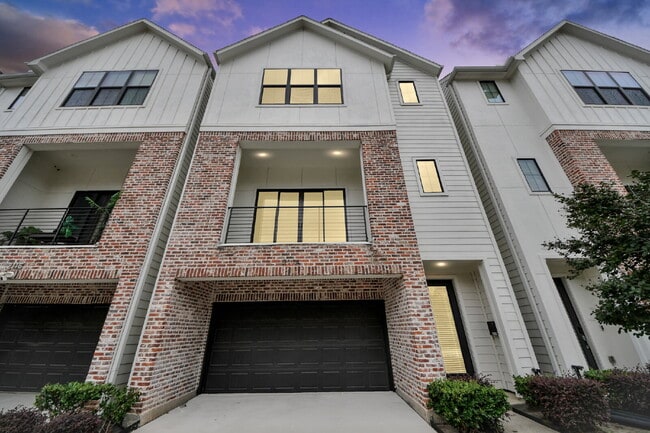 Building Photo - City views, smart layout, and Houston convenience?