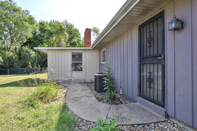 Building Photo - 2305 E Hines St
