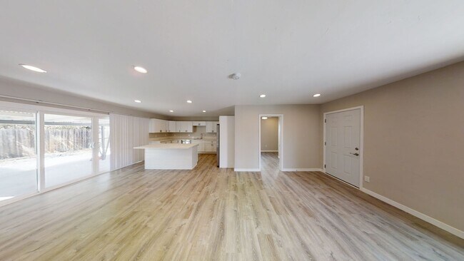 Building Photo - Newly Renovated! 4BD/2BA