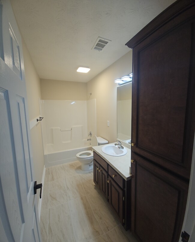 Building Photo - 817 Pine Hill Ct