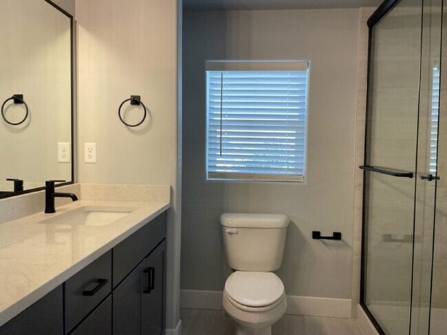 Building Photo - Townhouse For Lease