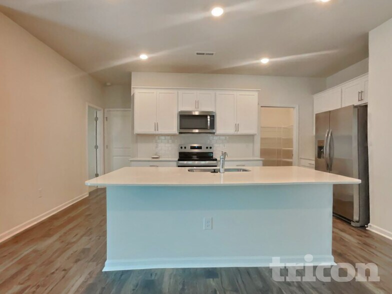 Building Photo - 160 Global Ave