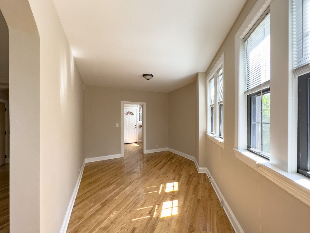 Building Photo - 913 Green Bay Rd