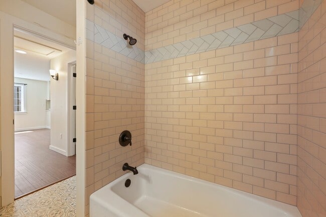 Building Photo - MOVE IN READY NOW! Stylish One-Bedroom A/C...