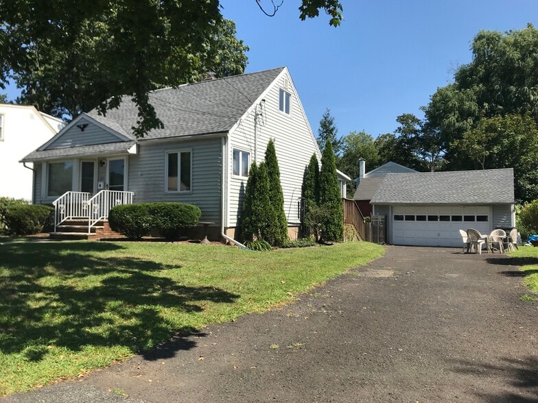 Building Photo - 449 Van Buren St