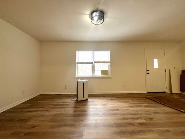 Building Photo - Newly Remodeled!