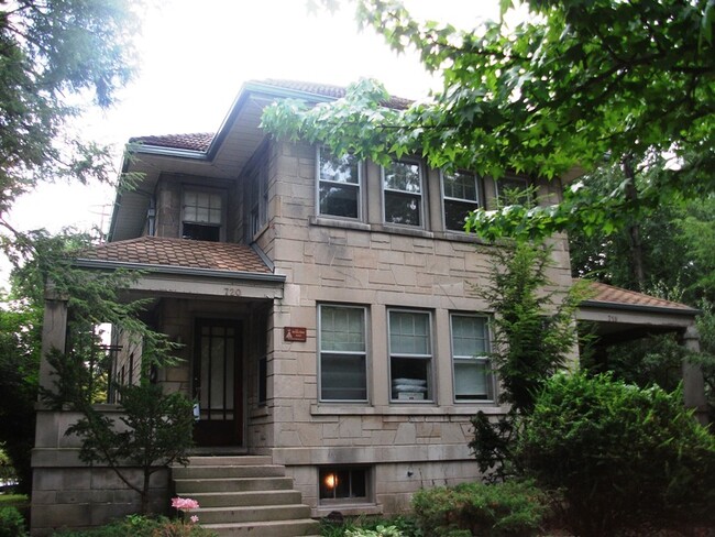 Building Photo - 718 E 8th St