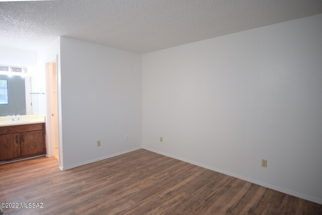 Building Photo - 6625 E Golf Links Rd