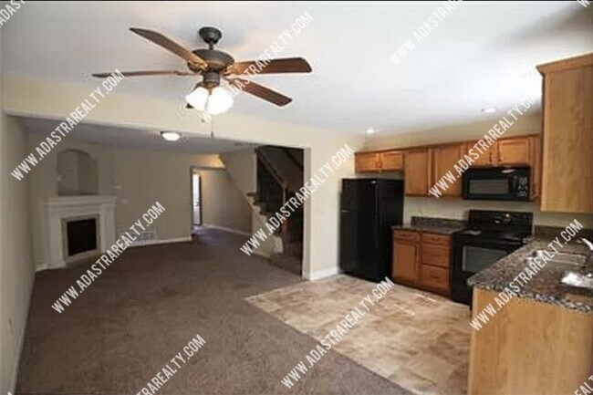 Building Photo - Spacious 3 Bedroom/2.5 Bath Townhome in Platte City-Available in JULY!!
