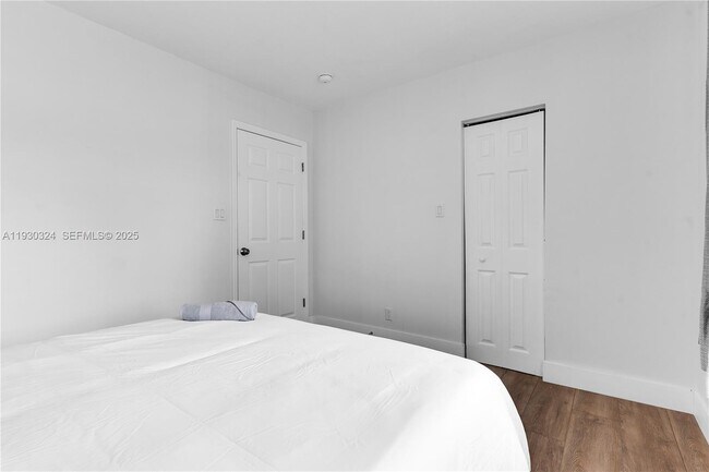 Building Photo - 617 NW 30th Ct