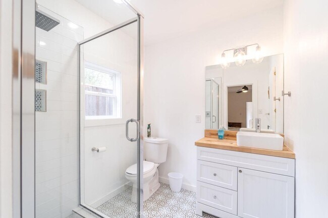 Building Photo - ADORABLE 3 bedroom!