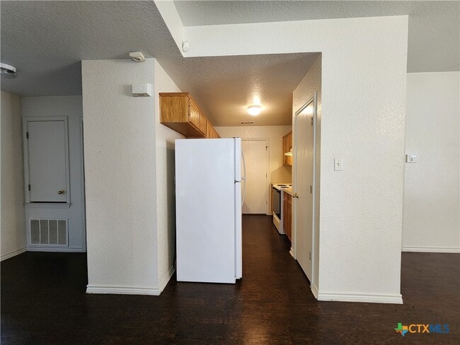Building Photo - 3204 Toledo Dr