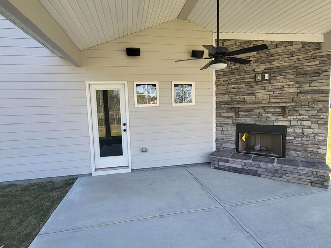 Building Photo - Inviting 5 Bedroom 3 Bath Beautiful Rental