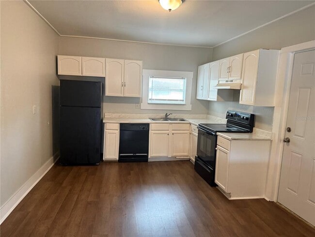 Building Photo - 719 E 8th St