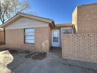 Building Photo - Spacious 2-bedroom duplex in vibrant Lubbock!