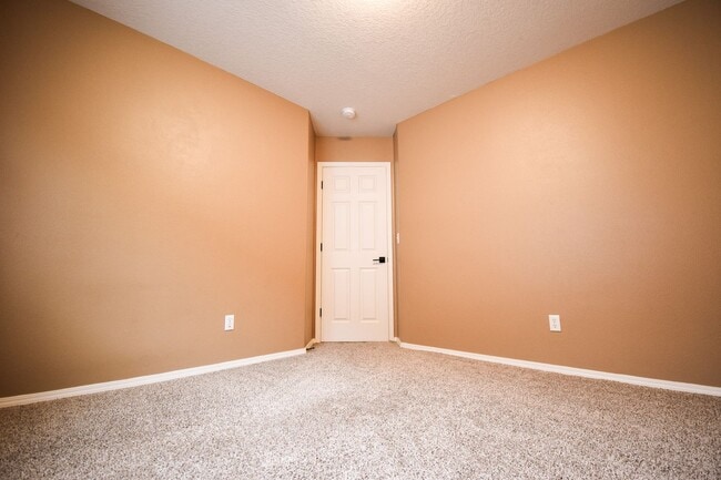 Building Photo - Move In Special!  $1000 Off!  Beautiful Spacious Home!