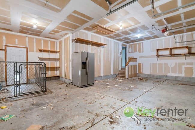 Building Photo - Beautiful, Rare 6 bedroom 3 bath house!