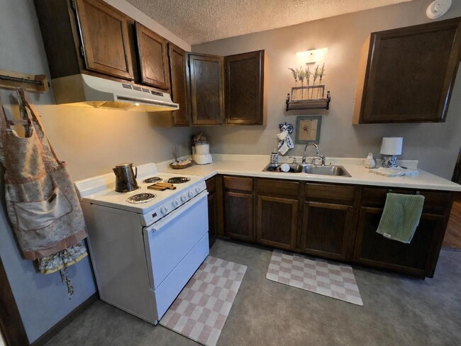 Building Photo - 2 Bedroom, 1 Bathroom with Attached Garage & Patio