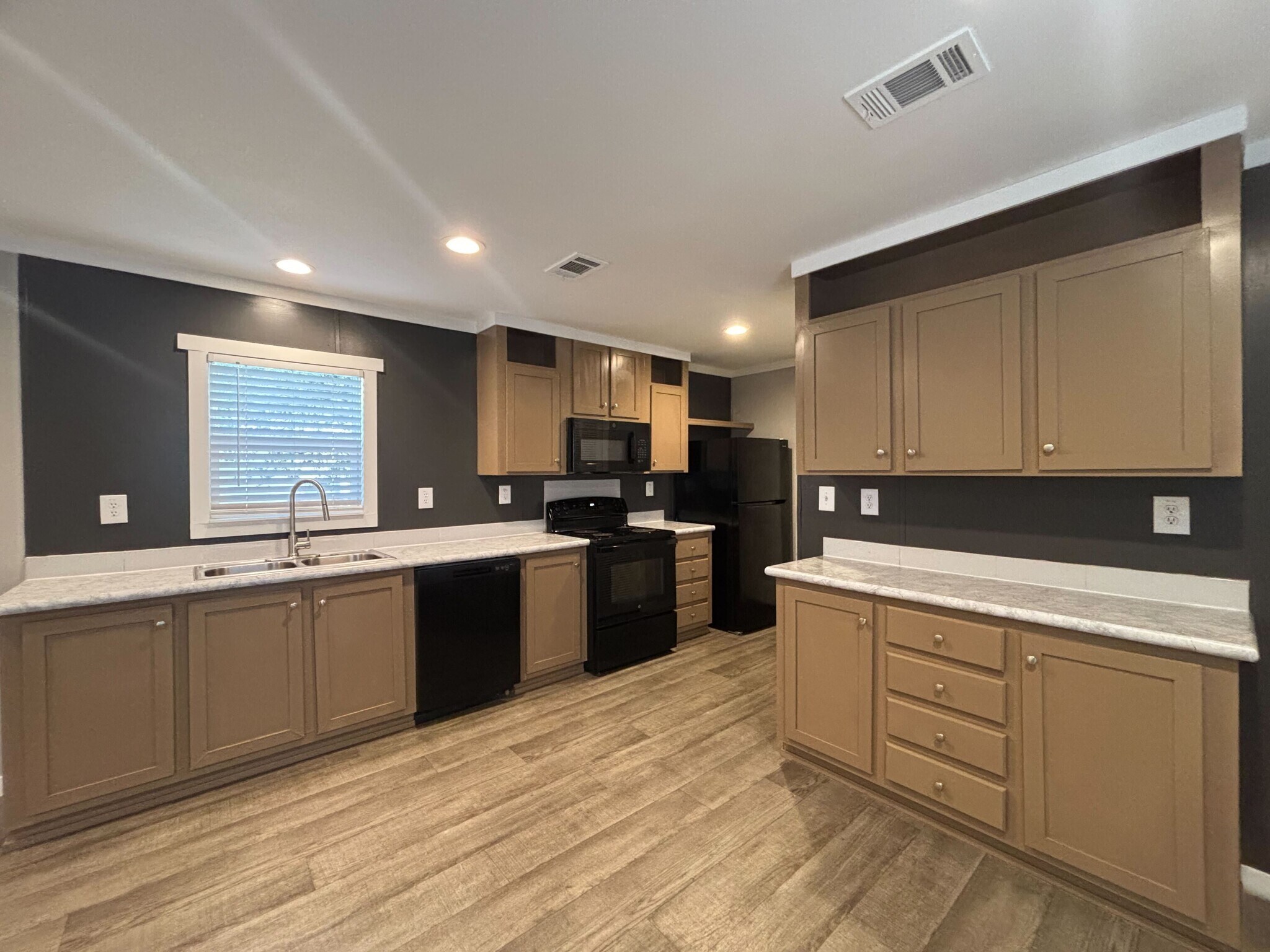 Building Photo - 116 E Semands St