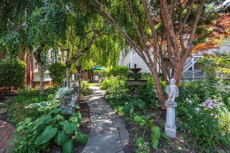 Building Photo - 147 Pearl St