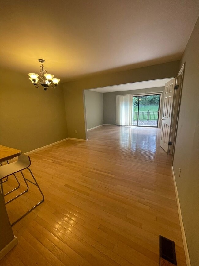 Building Photo - Updated End-Unit Condo in Earhart Village – Prime Location!