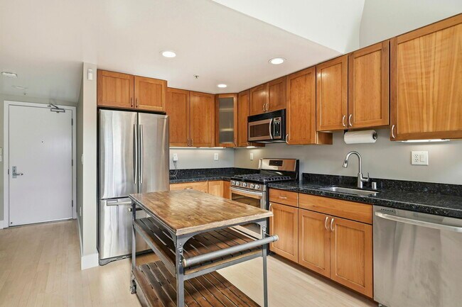Building Photo - 588 S Van Ness Ave