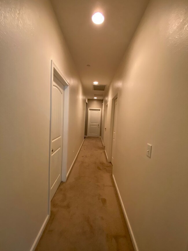 Building Photo - NW Visalia Home Available now, October SPE...