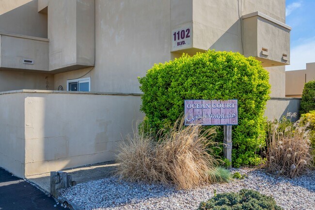 Building Photo - 1102 Boulevard