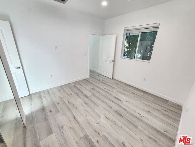 Building Photo - 11618 Balboa Blvd