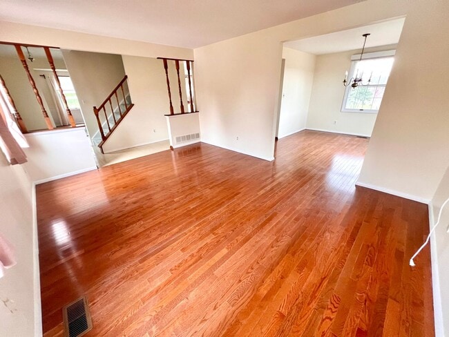 Building Photo - Beautiful Home - 3 Bedroom 2.5 Bathroom - ...