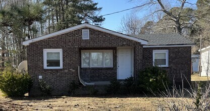 Building Photo - Small Brick Bungalow