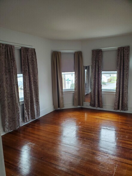 Front bedroom - 507 W Mahoning St