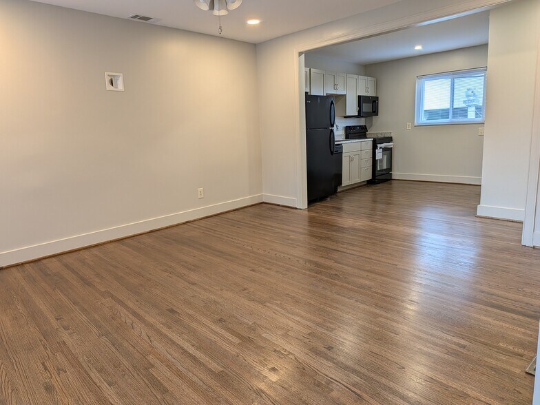 Building Photo - 1869 Montclaire Ln