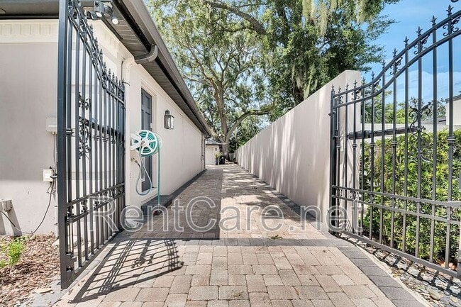 Building Photo - 2021 Alameda St