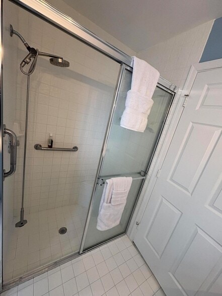 Building Photo - 7275 Summer Tree Dr