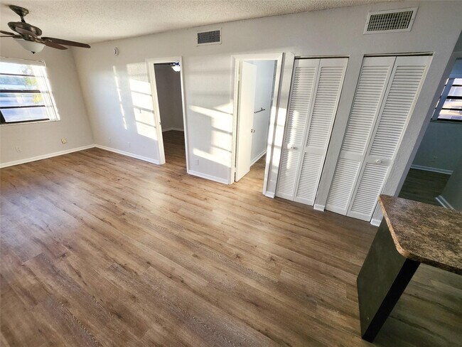 Building Photo - 513 S Ocean Dr