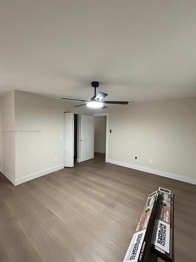 Building Photo - 114 S Lakeside Dr