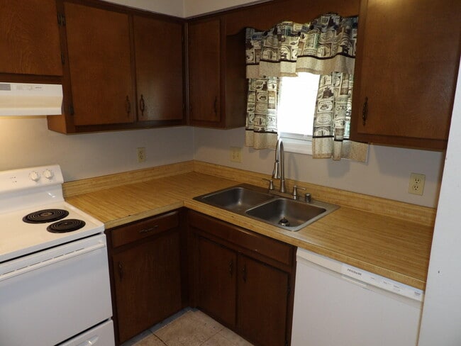 Building Photo - 204 Landings Dr