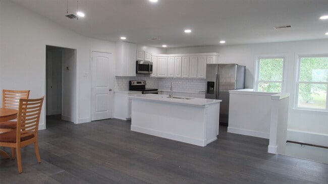 Building Photo - 365 Deep Woods Ln