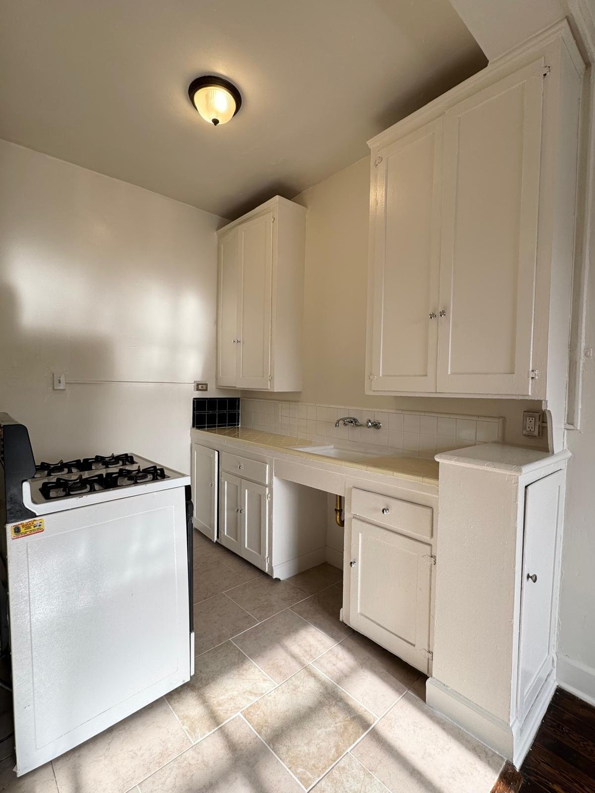 Building Photo - 901 S Kingsley Dr