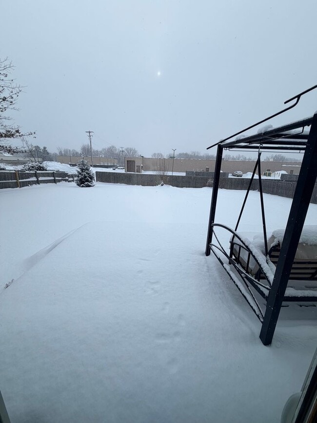 Building Photo - Move- In Ready 3-Bedroom Home in a Desirable Residential Area