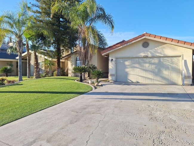 Building Photo - Beautiful 3 Bedroom House with Pool!